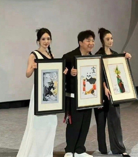 蒋欣单独看着好像很壮实，看了她和杨幂合照，才知道原来这么瘦