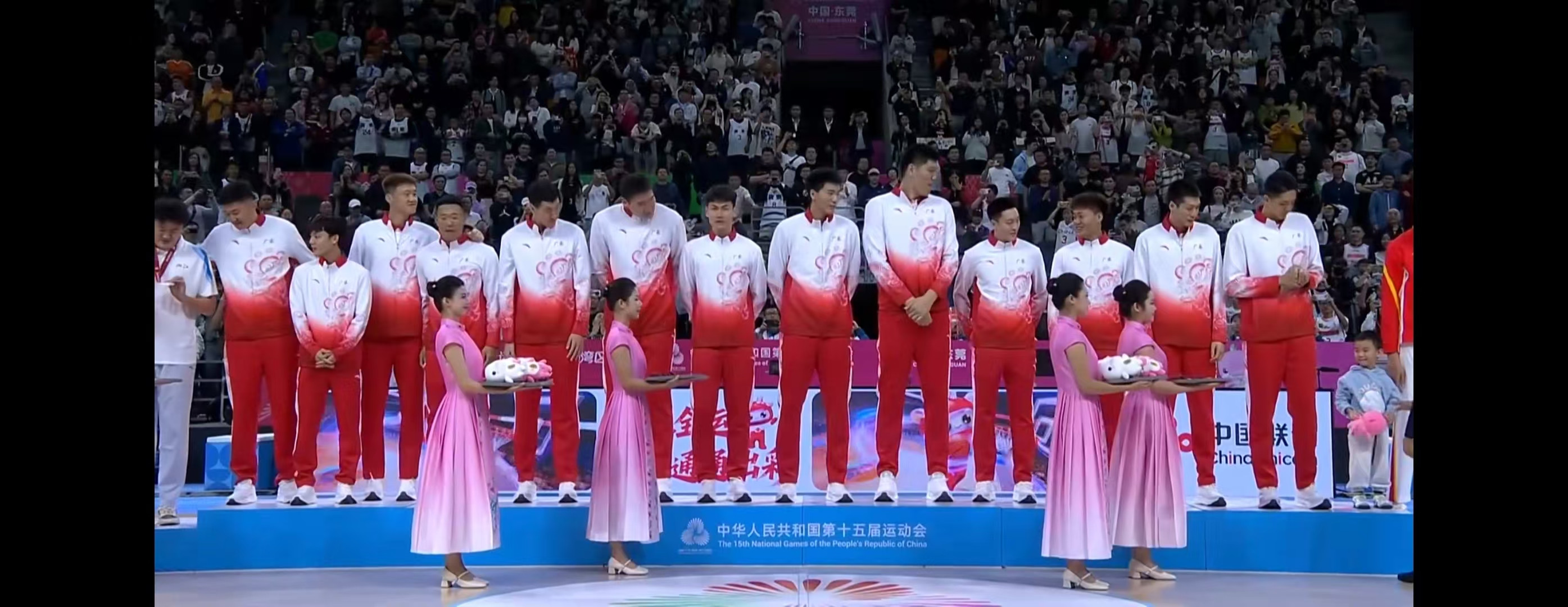 不负众望！广东碾压夺冠，徐杰MVP，两老将圆满，黑白矮还能再打一届