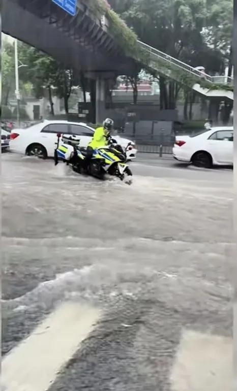 今天上午，深圳这场暴雨真的来的太猛太激烈太突然了，这是刚才刷到的一个视频（源自小