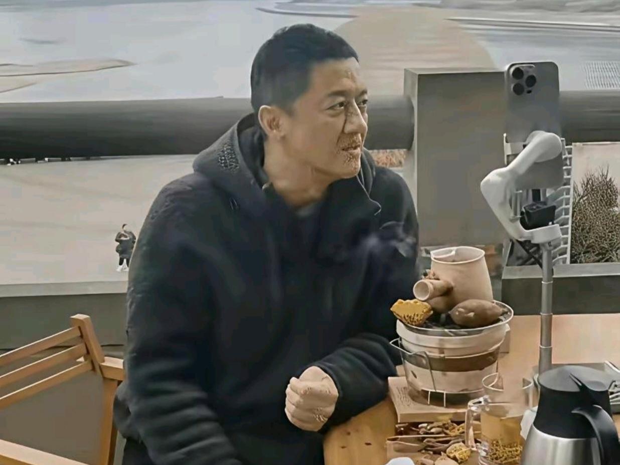 有朋友说欠人钱的李亚鹏不该抽一百块钱一包的黄鹤楼1619大家信不信如果李亚鹏没