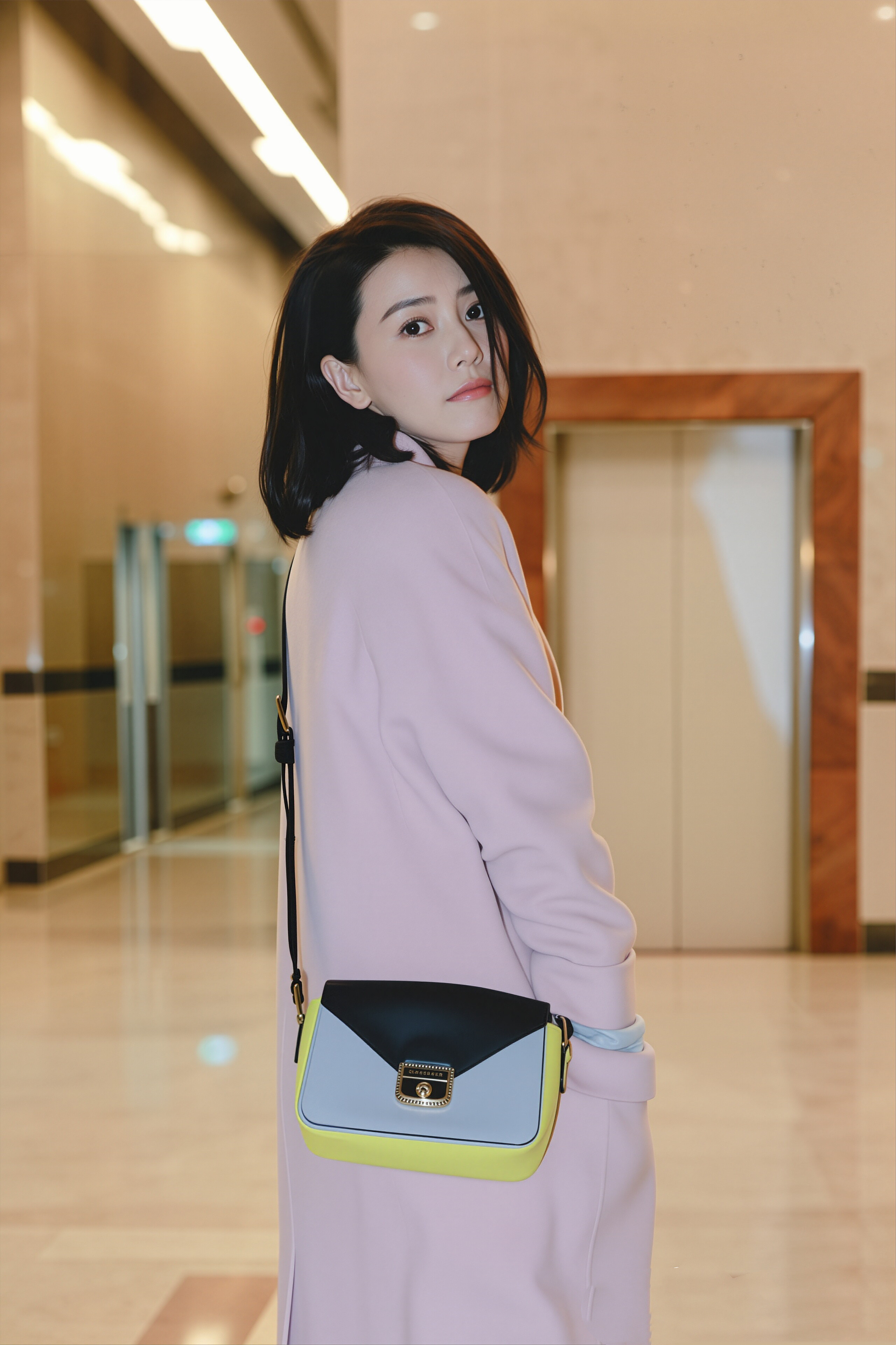 高圆圆这组街拍里直接被治愈。淡粉色大衣温柔得像假期的松弛感，撞色斜挎包添了鲜活