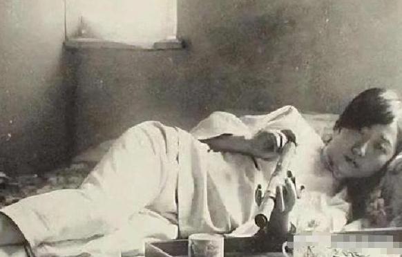 1923年，婉容把太监孙耀庭唤进内室，吩咐他服侍自己洗澡。谁知，当她脱下衣裳，孙