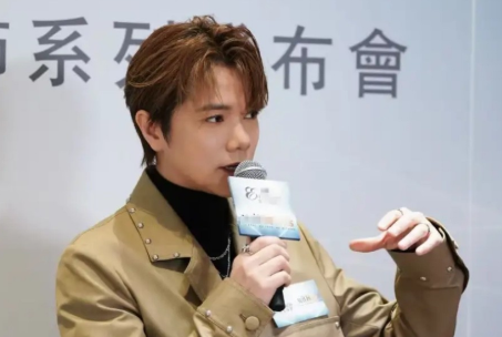 张敬轩正式复出英皇举盛力倾巢而出与香港两大天王、天后一起开唱。容祖儿、李克勤+