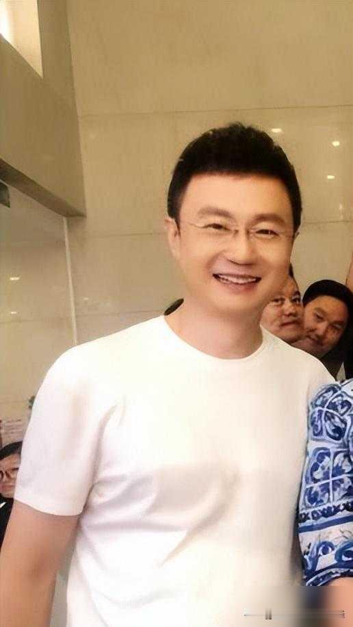 刚强婚礼上抱住春妮说，这是我等了30年的新娘。你没听错。30年。一个人能把一