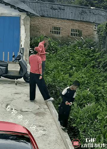 孩子都掉下去了，不帮一下吗？怎么这么冷血