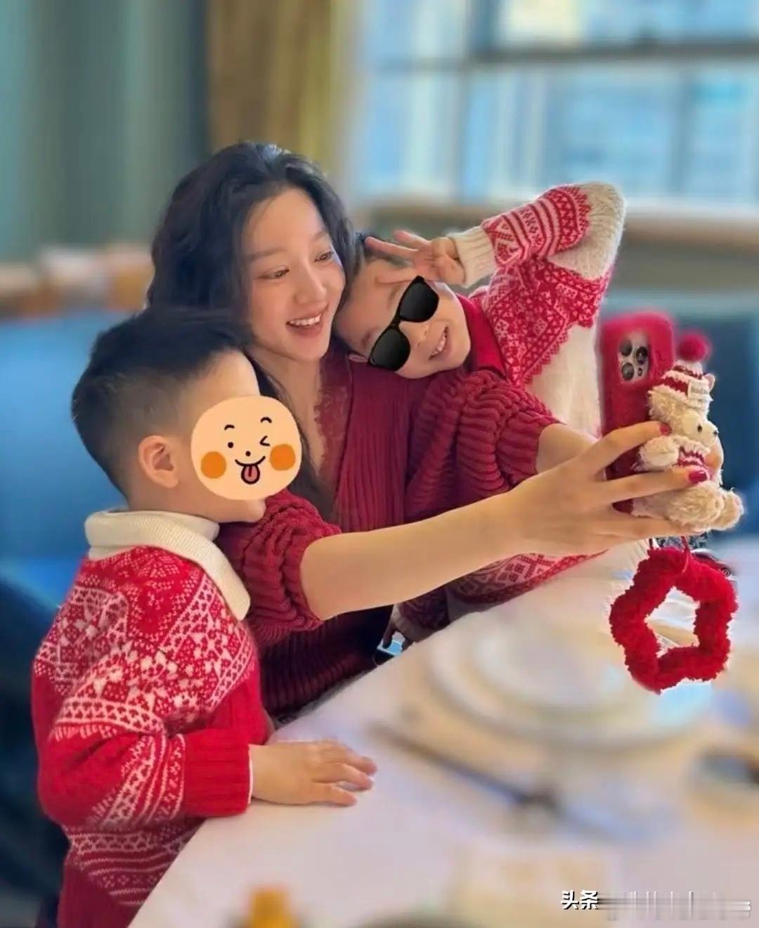 马龙老婆晒跨年照，35岁夏露穿小裙子逛街，身材真好，俩儿子都穿着红毛衣很喜庆，母