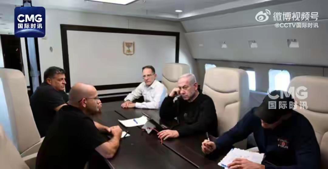 开会中的内塔尼亚胡认真严肃，和儿子相依相偎的他脸上竟有一丝忧伤，他儿子也一样，他