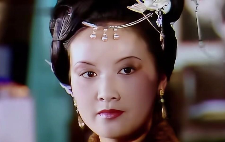 王熙凤根本不是演出来的，是“钉”进历史里的。你见过协理宁国府的王熙凤像个部门经