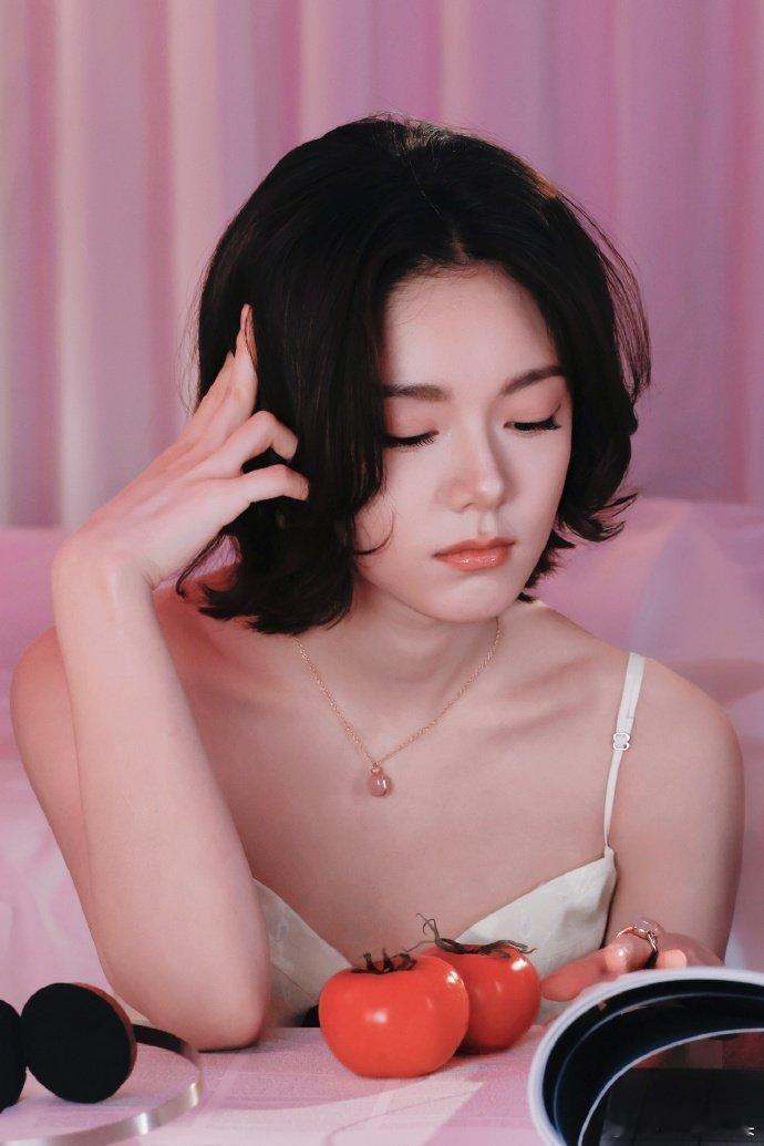 来看娱乐赵今麦就这样美赵今麦洋娃娃短发谁还没被赵今麦的洋娃娃短发美晕！软乎乎的居