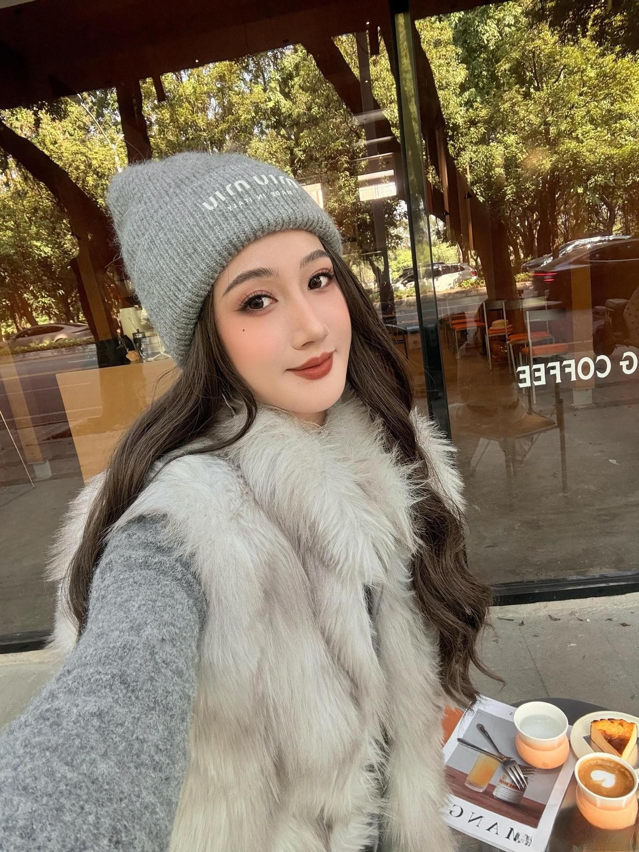 这套是“甜酷贵气的秋冬风”穿搭，材质混搭+同色系搭配高级又有细节：-内搭