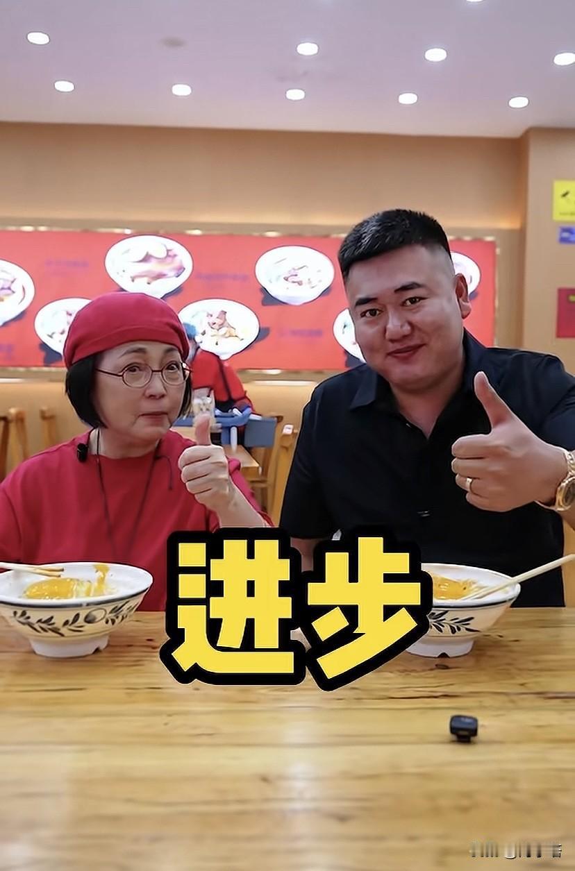 风华绝代的石榴姐，未必知道她这顿饭意味着什么！就像当年曾志伟和三只羊同框一样，这