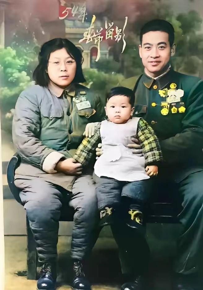 1954年，志愿军高炮63师师长吴忠泰与家人温馨合影。胸前勋章闪耀，记录着抗美援