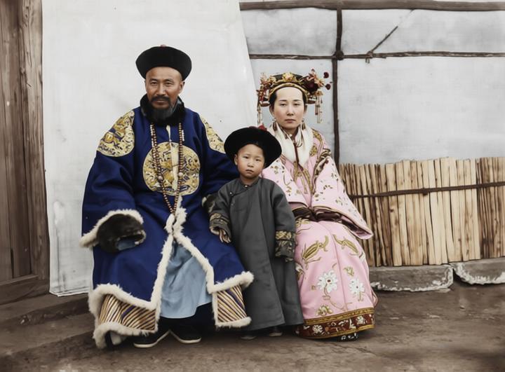 这张照片拍摄于1904年的内蒙古哲里木盟，定格了乌泰王与王妃及幼子在家门口的瞬间