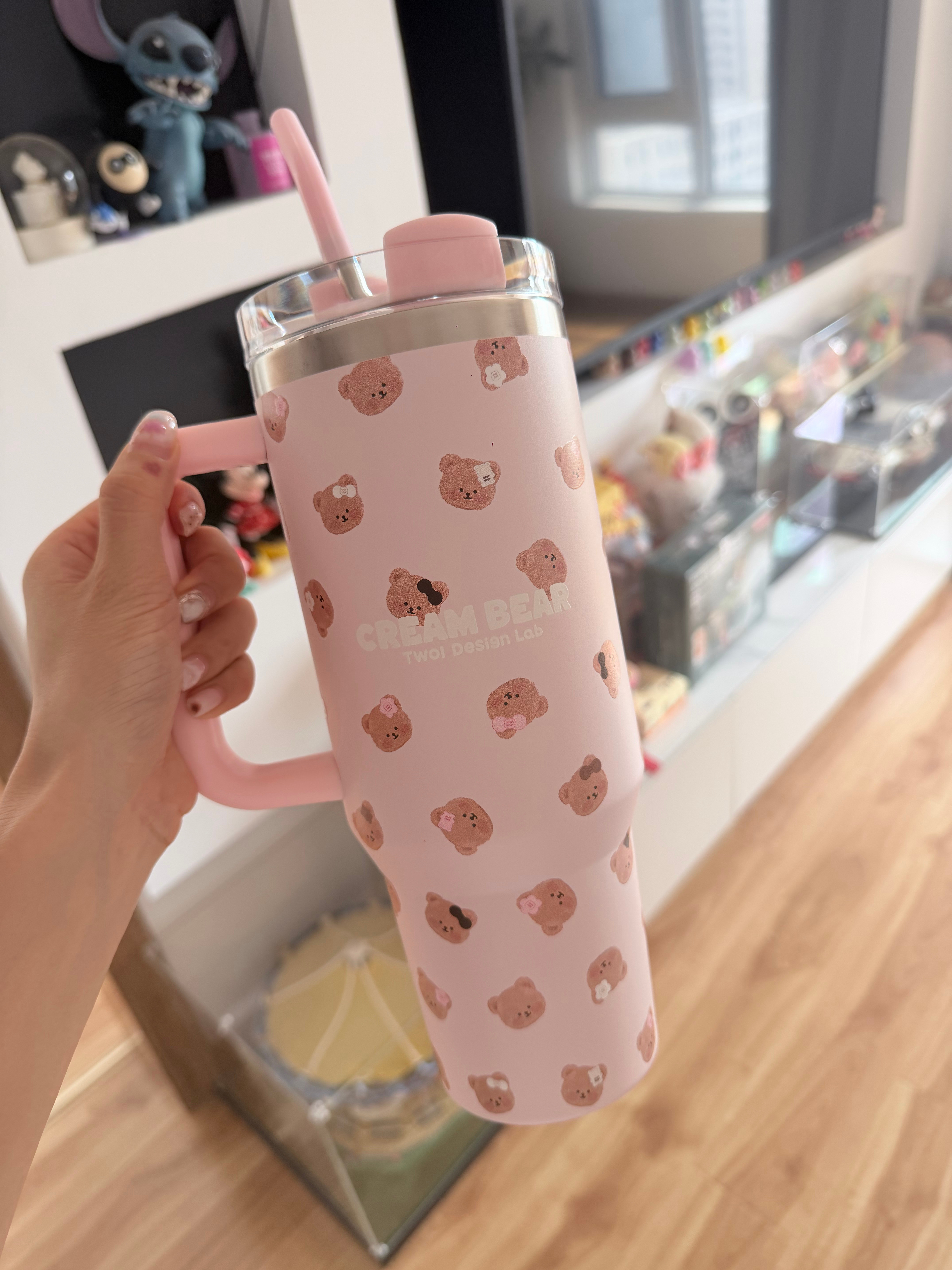 好大一个杯子！！！今天喝完这一大杯！！！！是俺ktt版[吐舌头眯眼睛笑]​​​