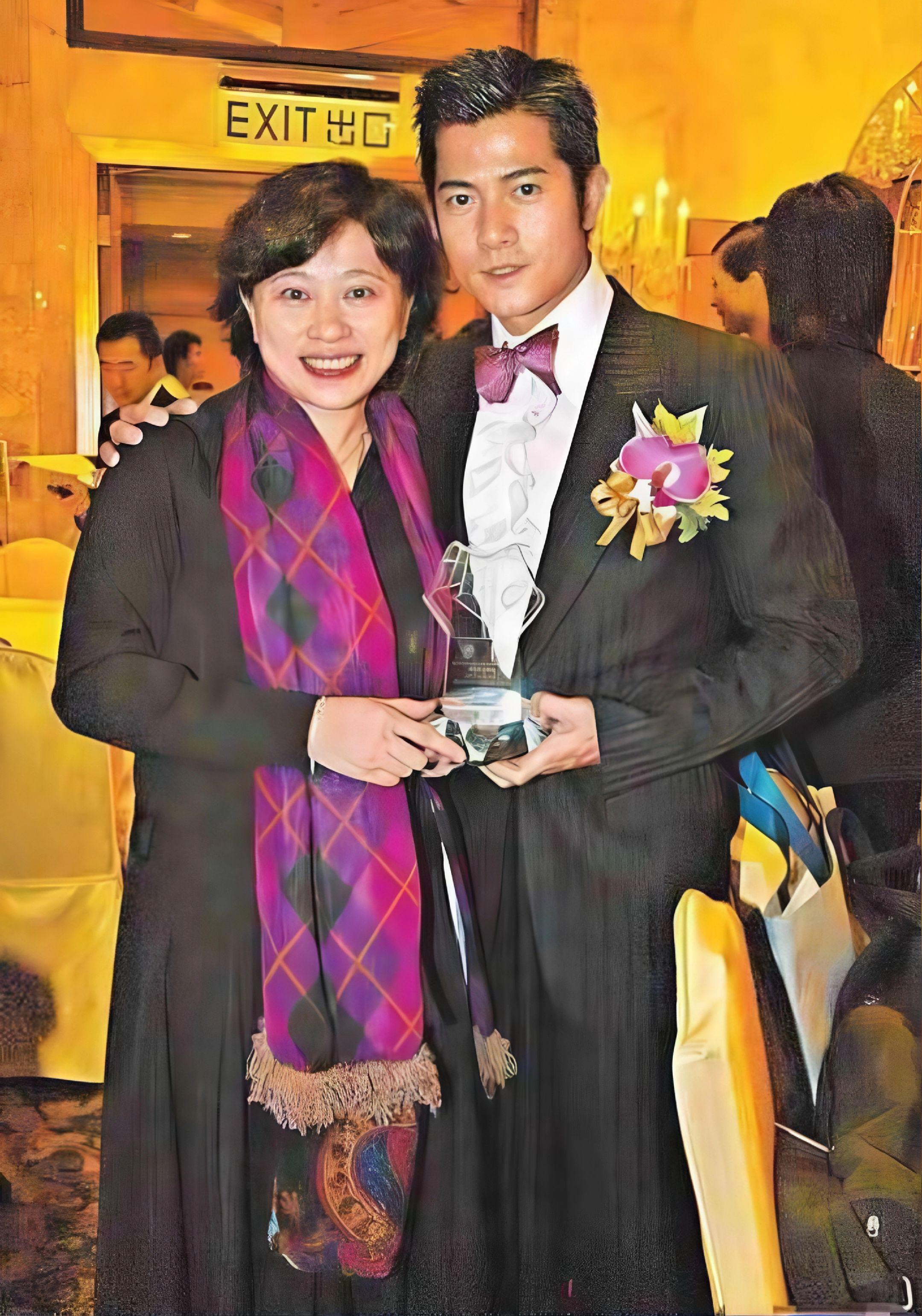 郭富城人生里有两位举足轻重的女人，一位是保驾护航三十余年的事业贵人小美...