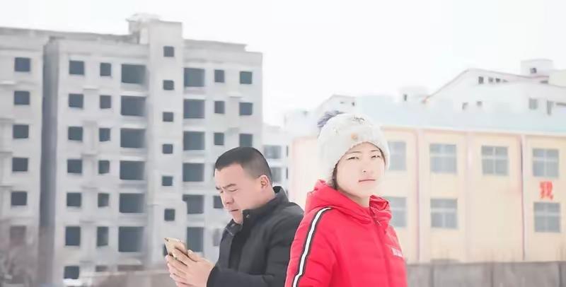 妻子跟丈夫提议：“你生意忙不过来，我让我弟弟过来帮忙怎么样？”丈夫觉得小舅子人