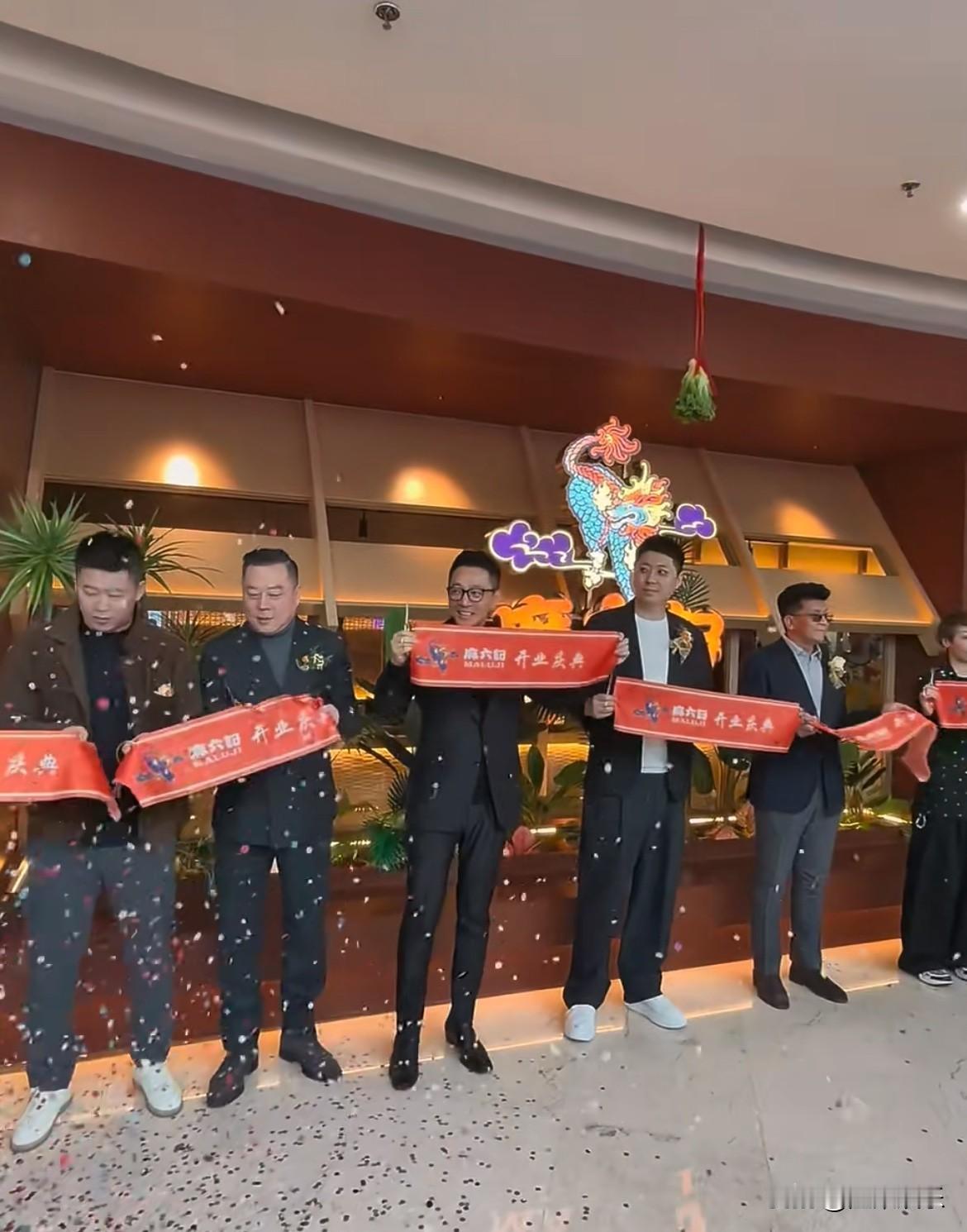 汪小菲眼睛已经消肿了一排人就他笑的最开心眦着个大牙乐个不停他家的产业又开了