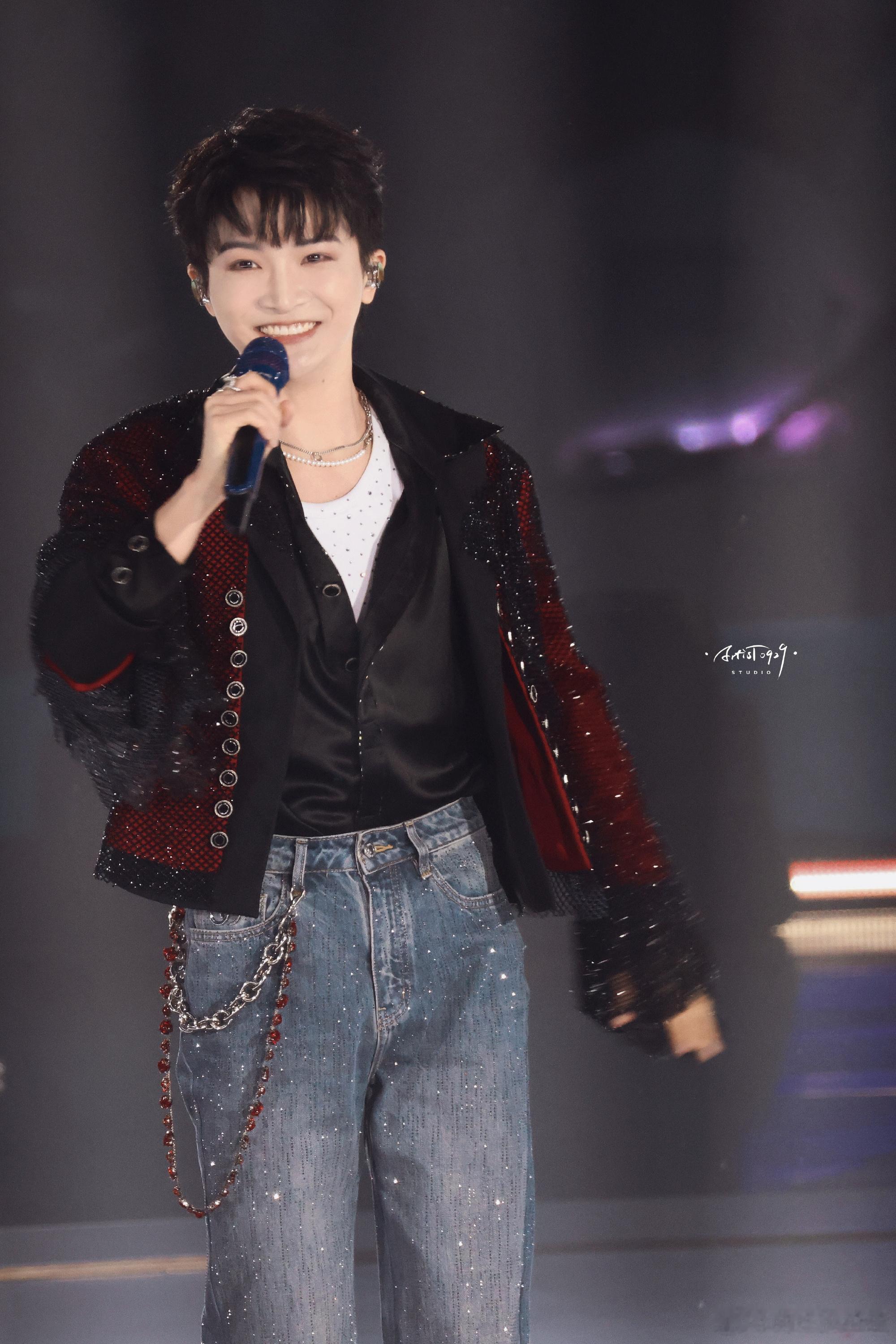 周深你们是照亮我的光周深电影热歌串烧太赞了！等了一晚上，当深深声音出来的时候