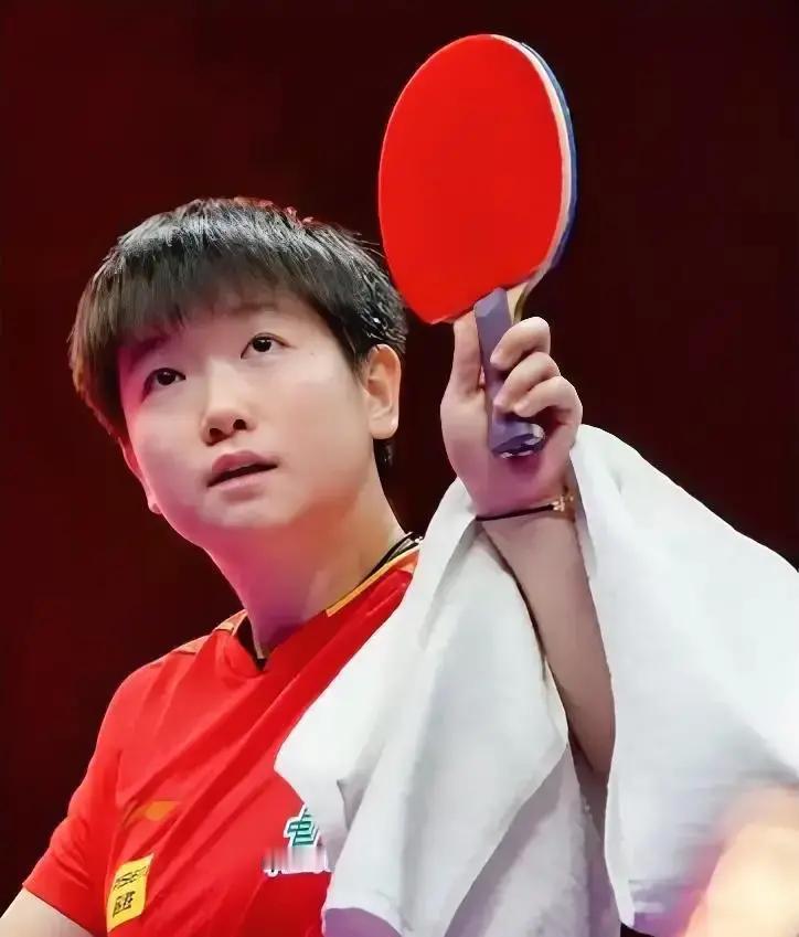 脚踝肿成馒头，她却在群里刷屏凌晨两点，孙颖莎把绷带照片甩进深圳大学队群：第