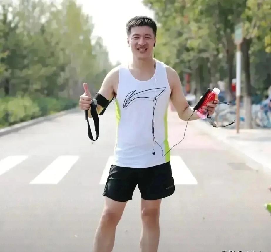 张雪峰这胆子也真够大的41岁的人了，前阵子刚因为心慌胸闷住过院，这转头竟然跑