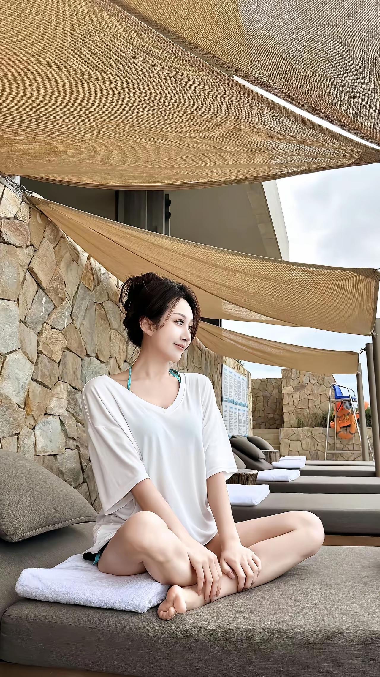 坐在户外躺椅上晒太阳，好惬意！