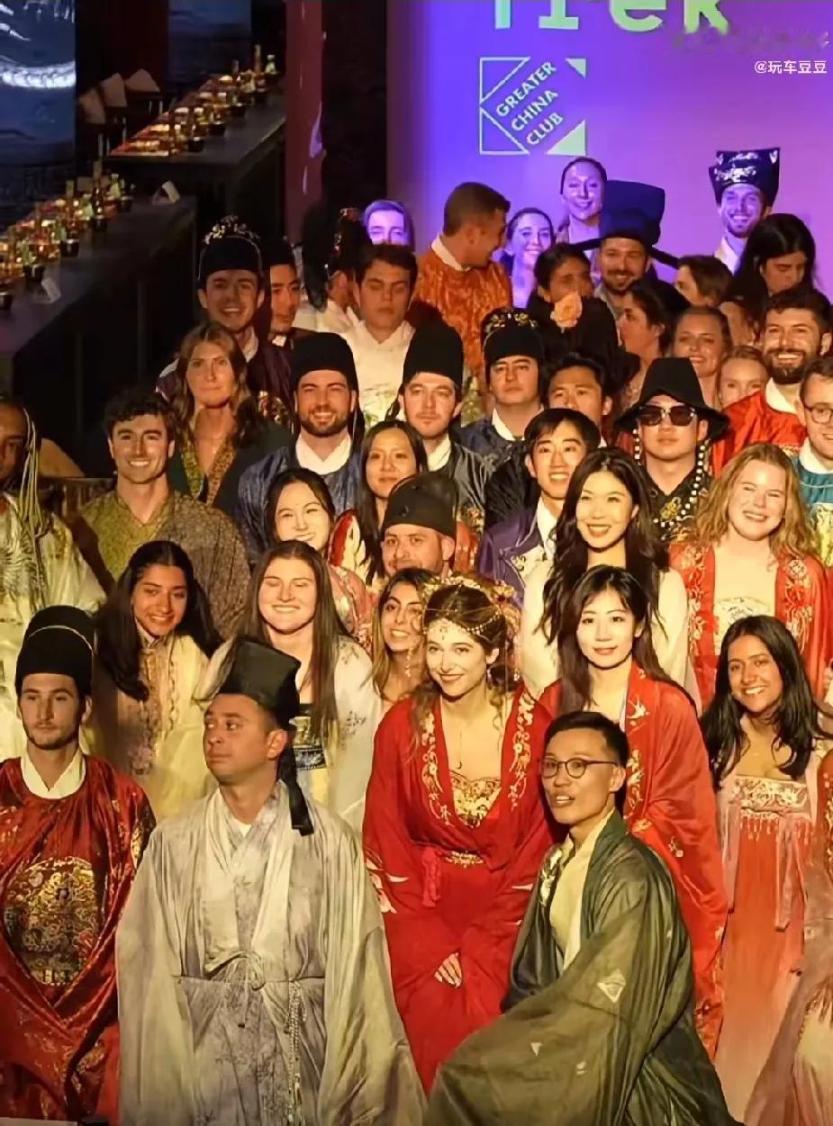 单方面免签的确是个高招。有网友质疑我国对很多国家实行的单方面免签政策，认为这