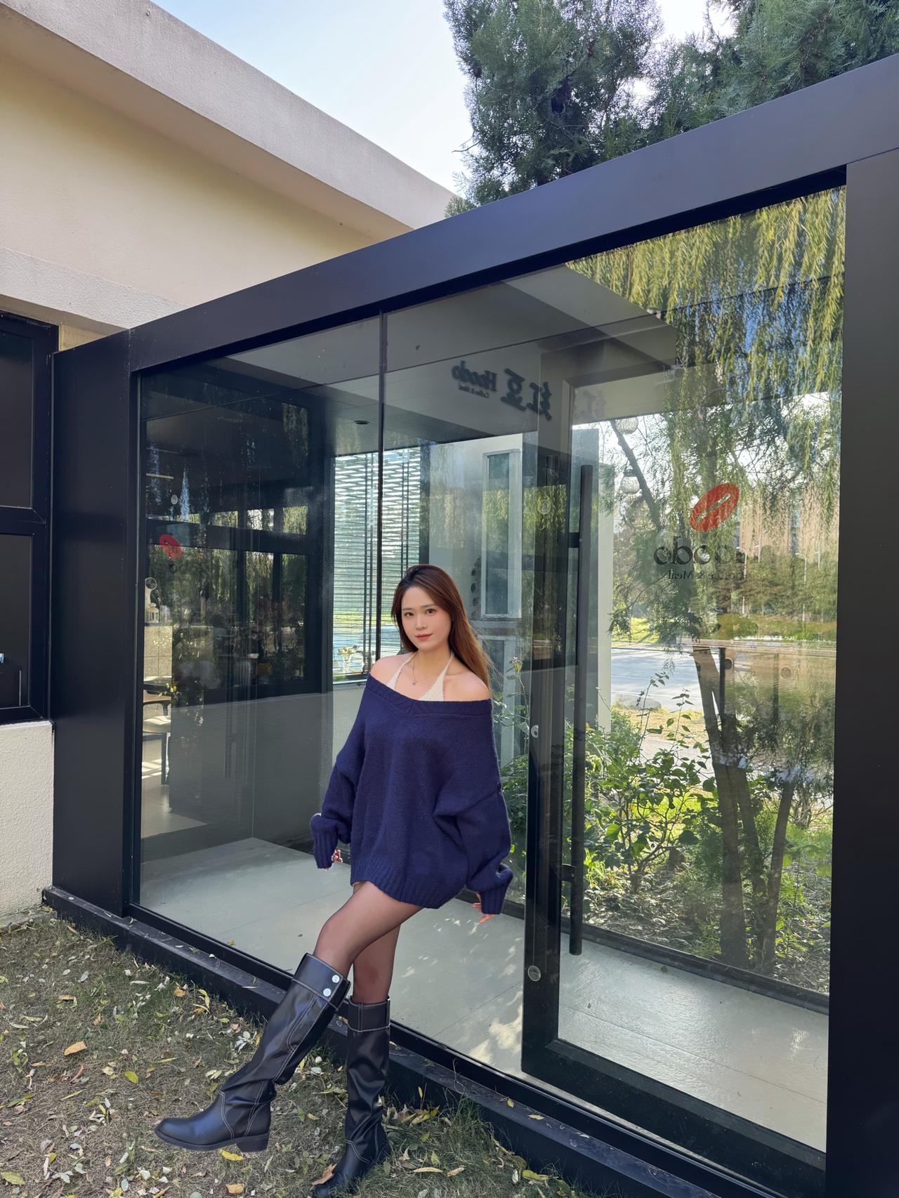 时尚简约的风格毛衣+长靴