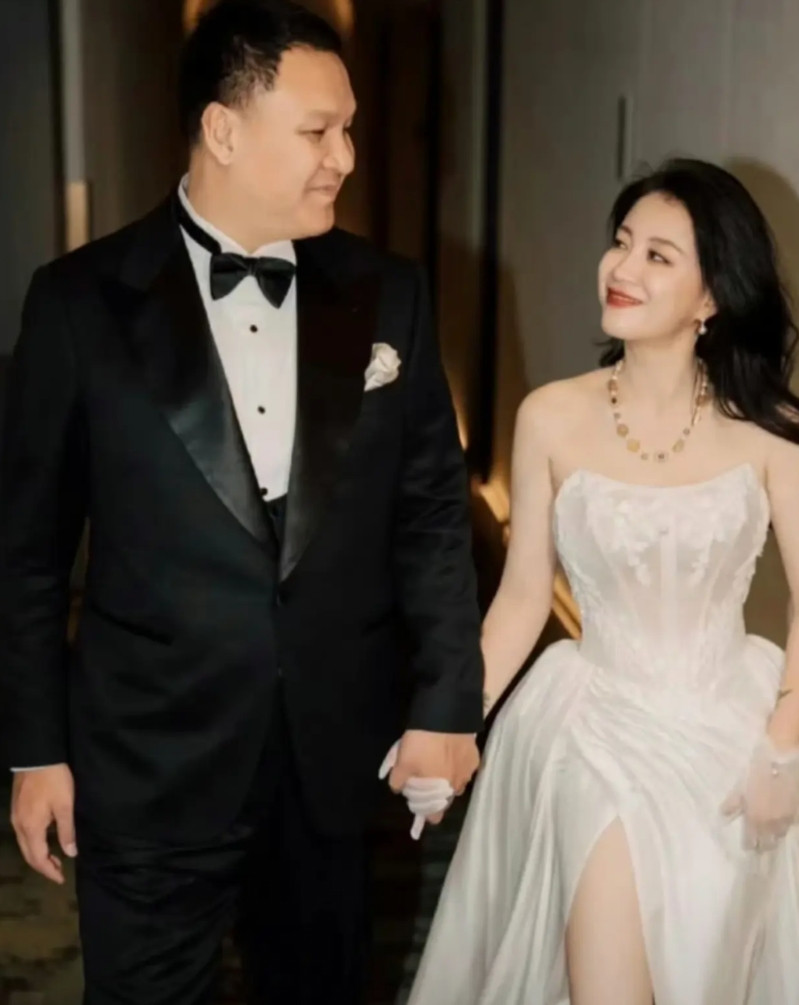 李嘉格嫁给丑男只需要5年时间就从青春美女苍老成这样…太吓人，丑真的会通过体液传染