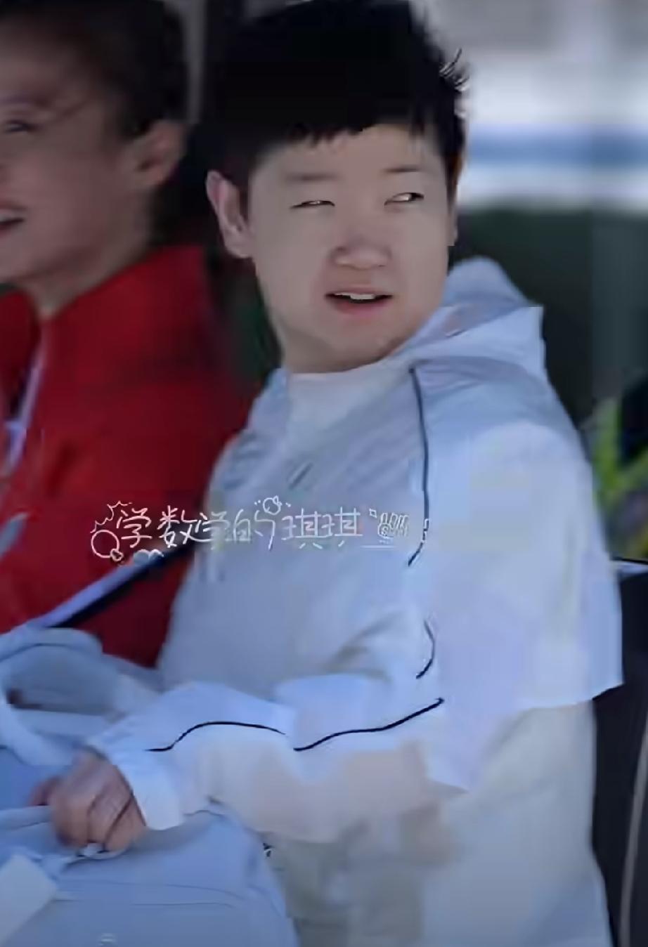 孙颖莎今日WTT美国大满贯上训，与体能教练王翔和陪练韩菲儿一起坐酒店摆渡车前往训