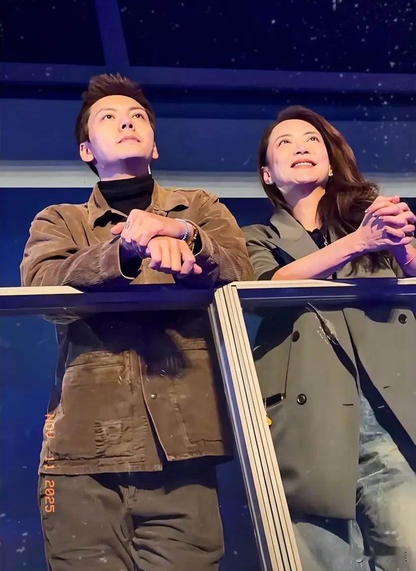 这下瞒不住了！不仅何穗知道了，现在全国人民都知道了。陈伟霆和霍汶希一起去看谢