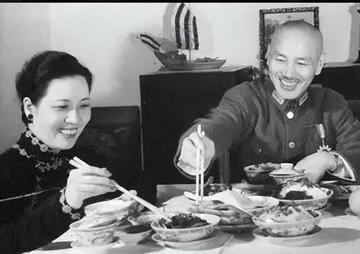 宋美龄去世，贴身厨师回老家后突然自尽，妻子哭诉：都是上面逼的!宋美龄1897年