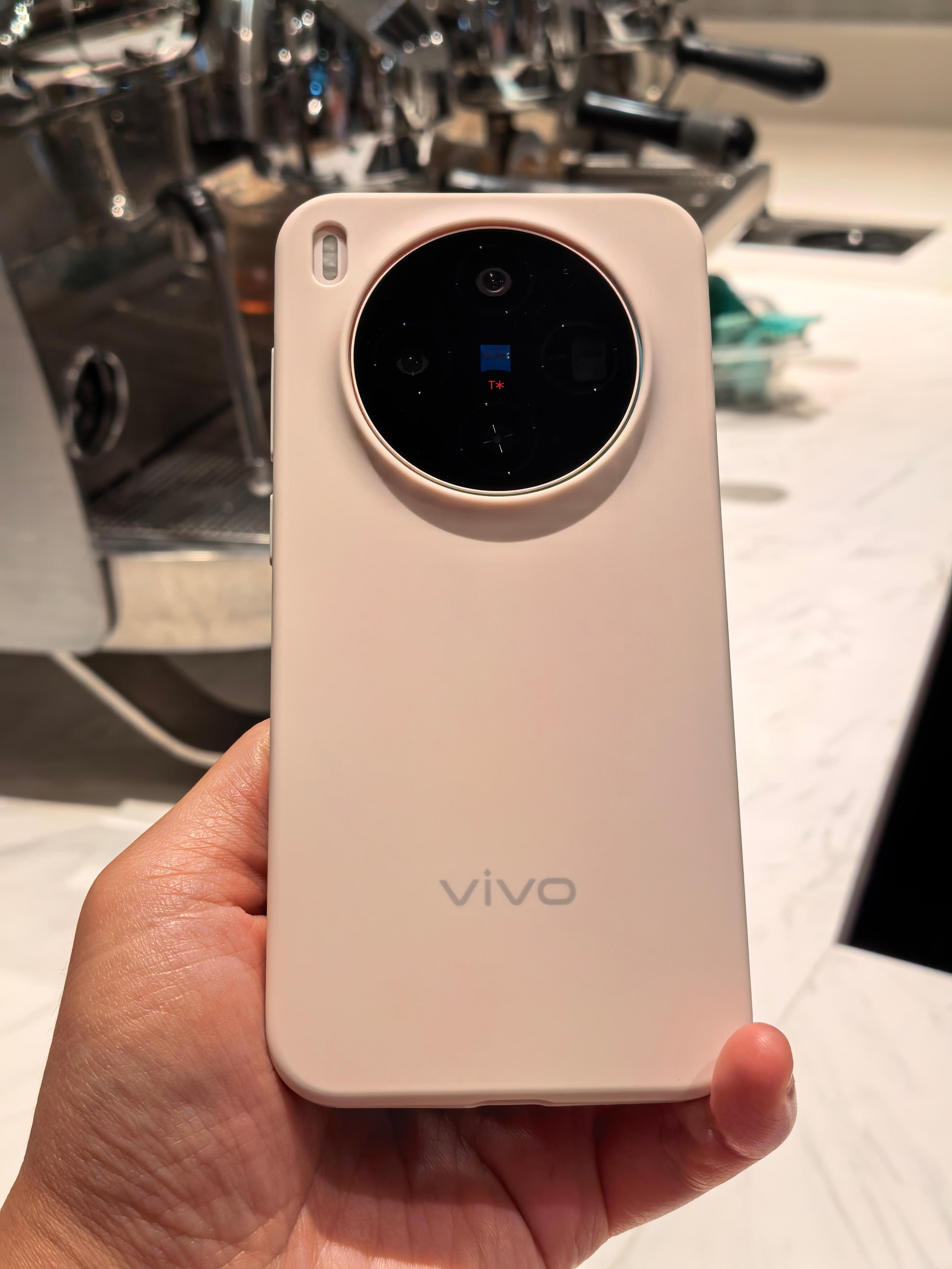 有一说一，vivoX300随机附赠的这手机壳确实可以，又轻又薄，还跟机身颜色一
