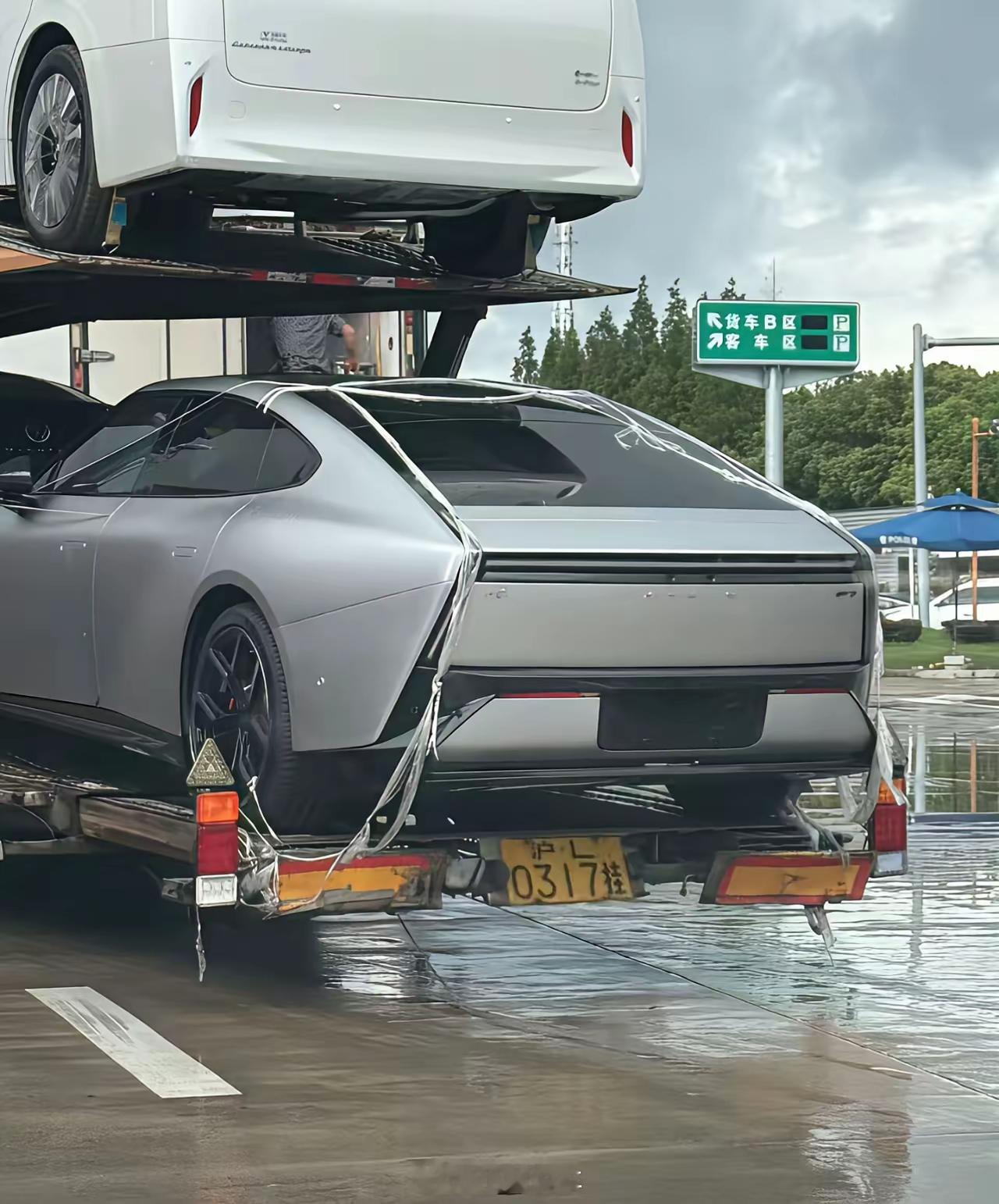 小鹏新款P7实车：造型挺科幻挺夸张新款小鹏P7开始往全国发运了这意味着新款小鹏