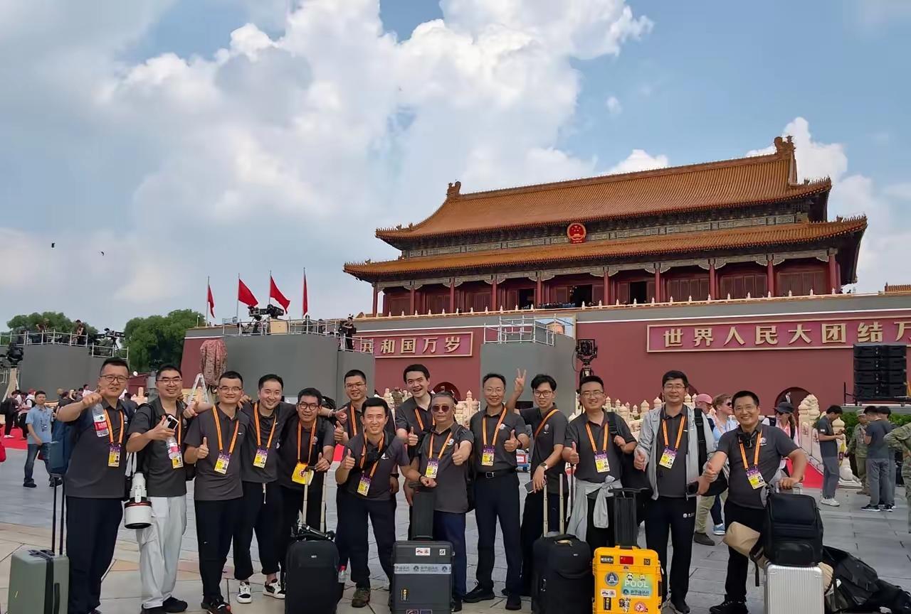 要对这14人说声感谢！昨天我们坐在家里很轻松的看阅兵，每个画面都是那么震撼！真
