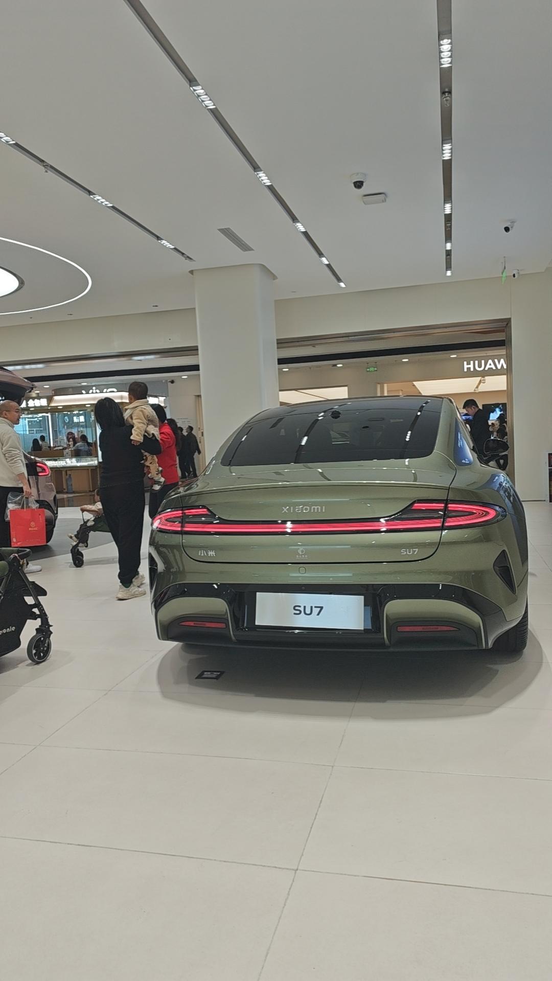 官方续航：CLTC700km，搭载73.6kWh刀片电池。​实测续航：夏季