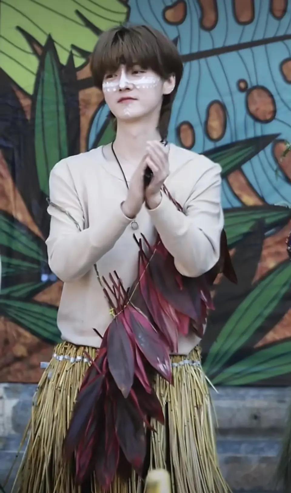 鹿晗《五哈》录制穿肉色单衣跳草裙舞！脸上画满图腾妆惊呆邓超陈赫2026年1月