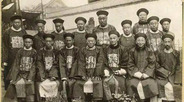 清政府当年为什么拒绝工业化？满清政府当年有个死穴，始终无法解决：中国强大了，那就