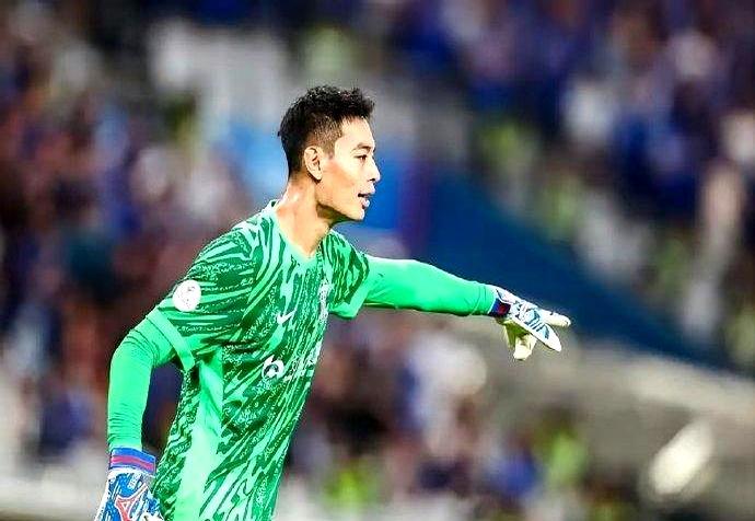 申花门将薛庆浩缺席冲冠战引发球迷疑问刚续约没公开伤病，咋突然被雪藏？球迷