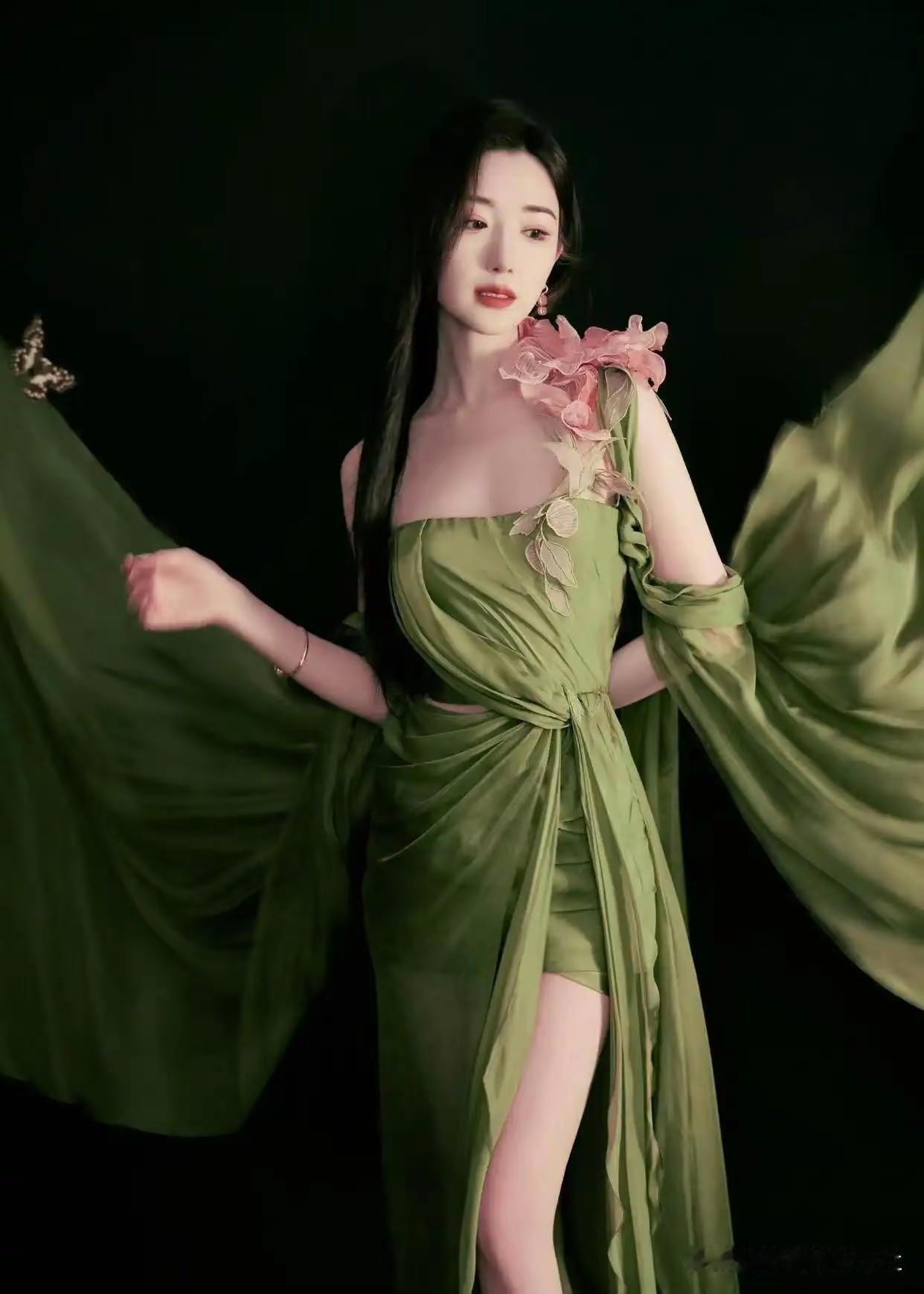 毛晓彤，一袭绿色透明长裙，如仙女🧚‍♂️下凡，仙气飘飘，尽显肤白貌美大长腿！