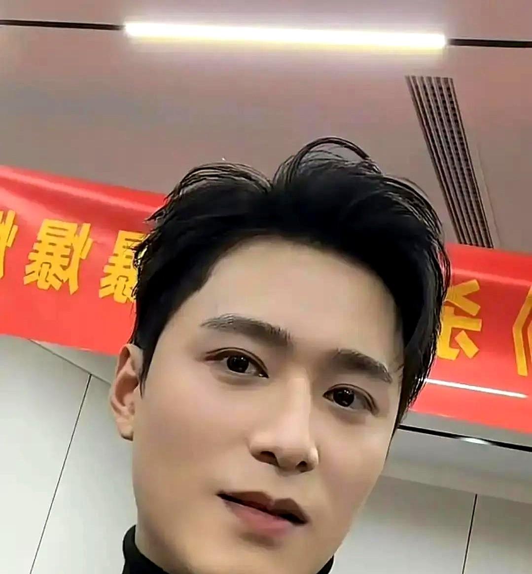 “反正我没熬。”这话一出，全场都笑了。傅东育导演在杀青宴上问演员王皓祯，