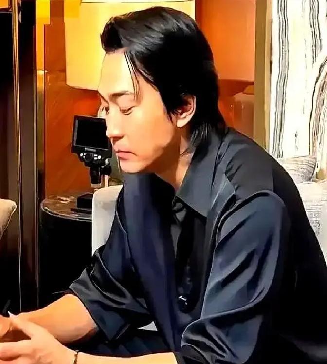 当整个韩国娱乐圈都在讨论如何冻龄时，48岁的宋承宪在Netflix新剧里，特意让