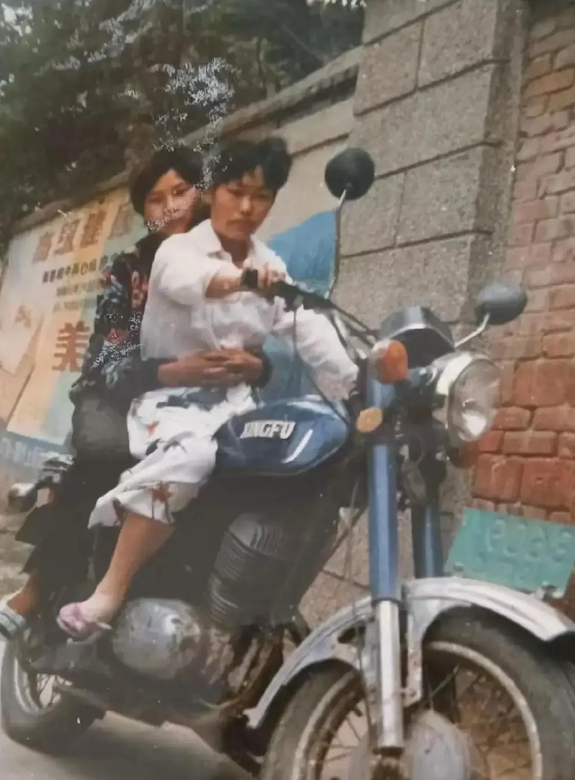 这张照片拍摄于1995年5月1日，四川省绵阳江油市重华镇中学毕业学生，花2000