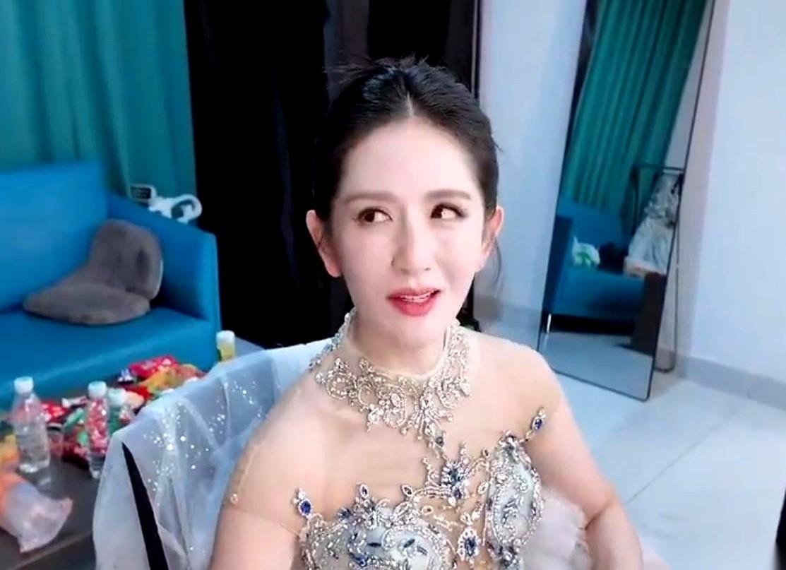 说说谢娜开演唱会这事。消息一出，很多人第一反应是画了个问号，一个主持人，要怎么