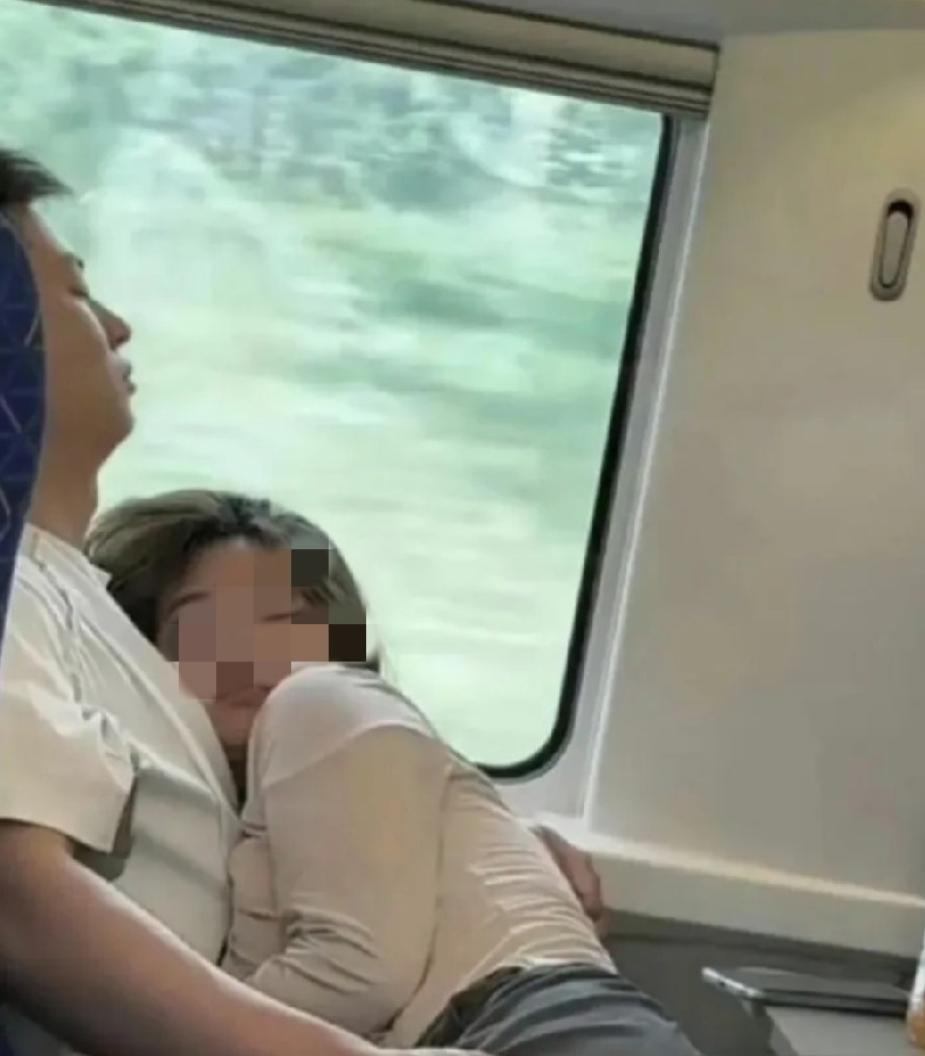 拿高铁车厢当大床房了？广东一趟高铁上，一对情侣当众亲密亲吻，整整持续40分钟。更