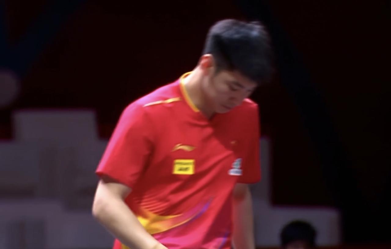 薛飞是队内选拔赛上选出来的，上来一轮游，2:0领先，被篠塚大登连扳4局，2:4输