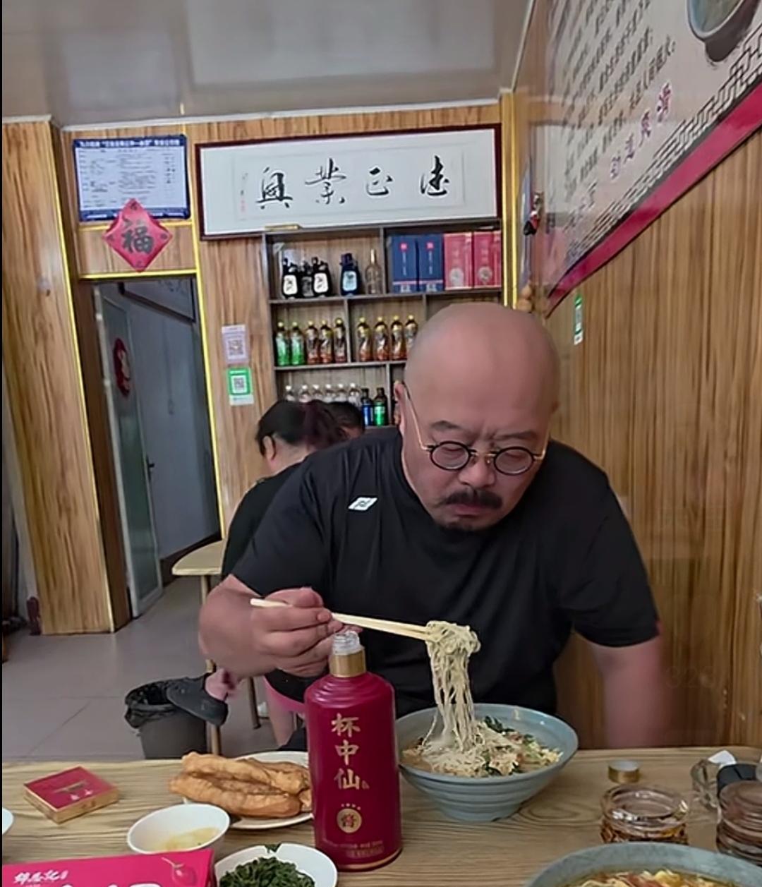 这么大的“腕”，坐在小饭馆里吃面，让人感觉到他很接地气，就如同他唱的歌一样。