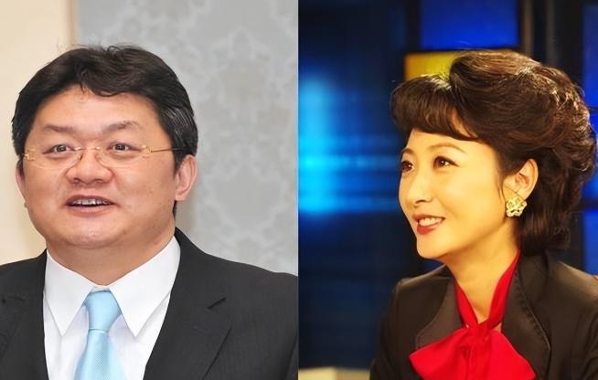 央视主持人张斌正在奥运新闻发布会现场直播，他妻子冲到台上，抢过话筒当众喊话：“就