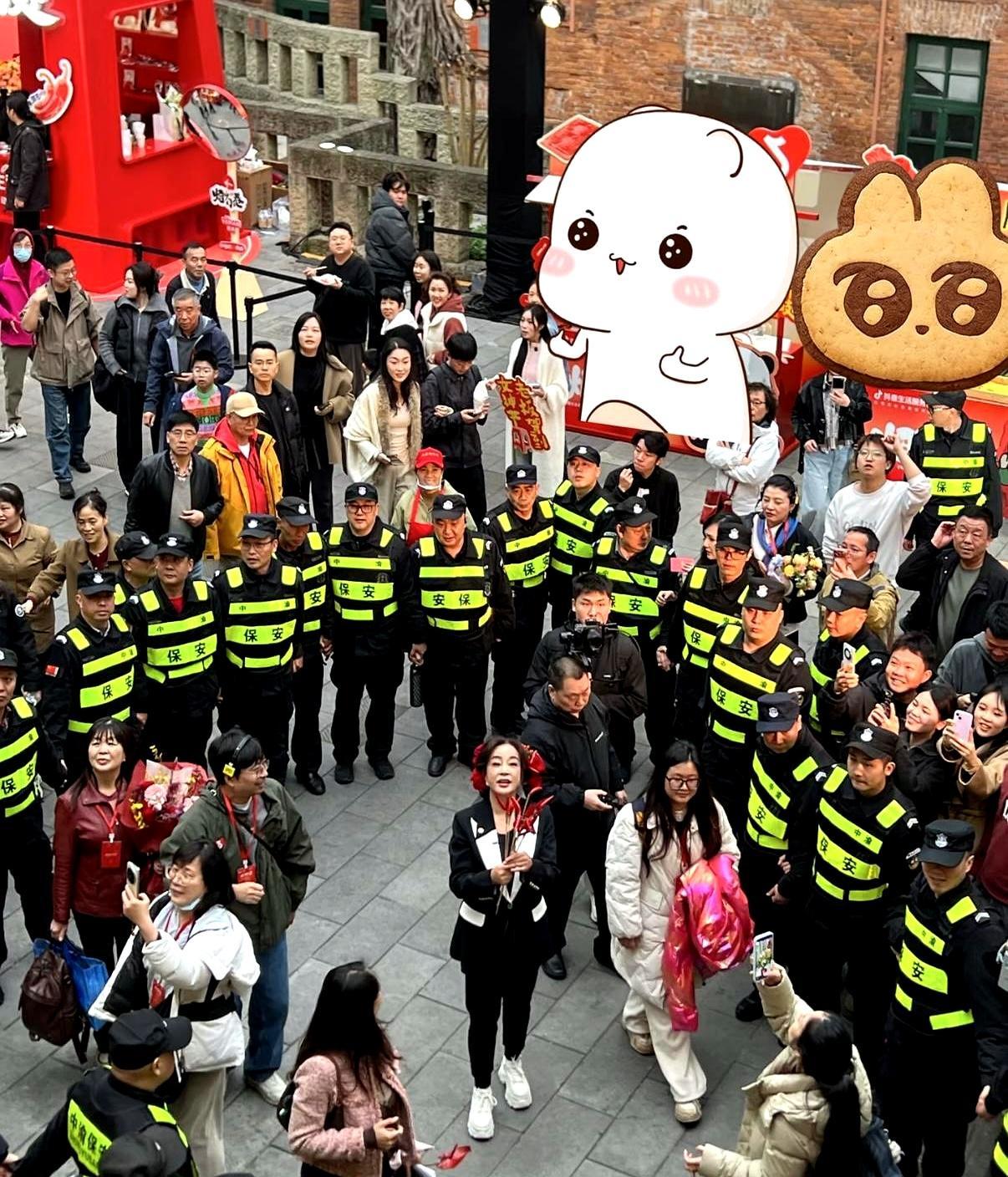 75岁刘晓庆回重庆戴家巷，半条街的路人都挤过来追着拍。她穿一身黑修身中式西