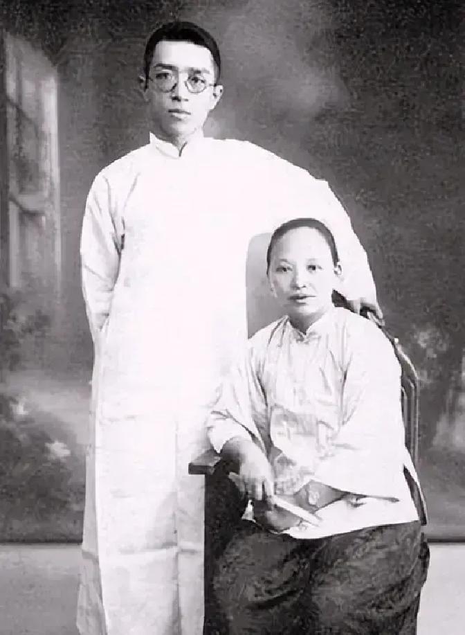 1917年，洞房花烛夜，26岁胡适紧张地坐在婚房里。新娘江冬秀主动开口：“傻坐着干嘛！咱们开始吧！”