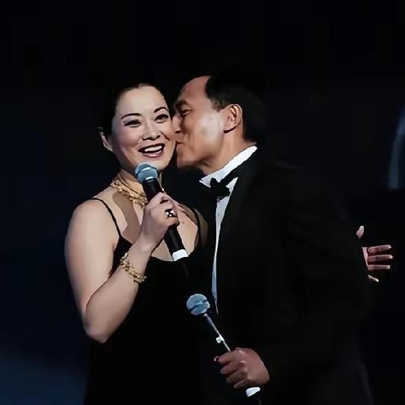 两人结婚那么多年，在媒体和聚焦灯前基本不同框，很多人都不知道他俩是夫妻。他俩